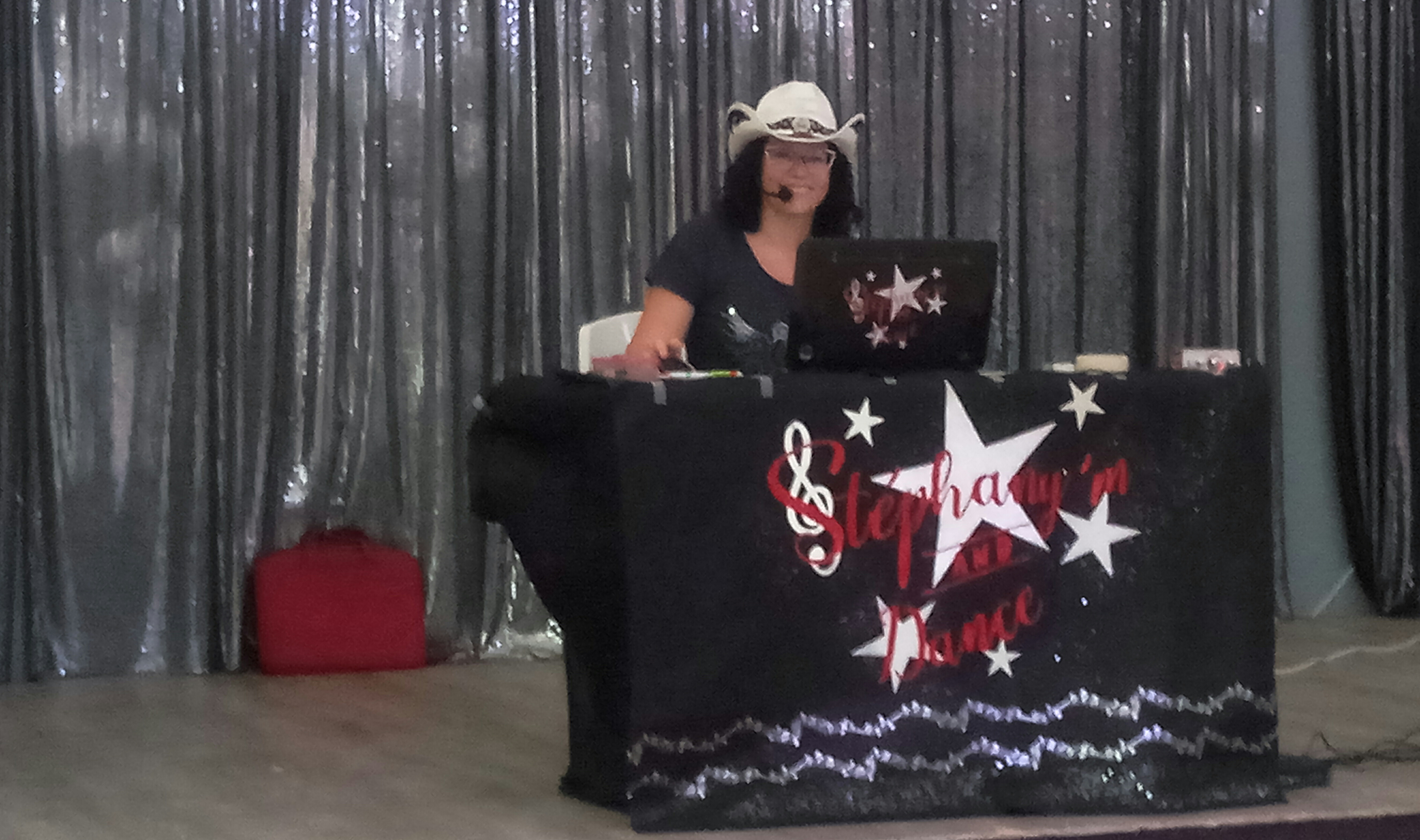 Stéphanie prend son premier cours de danse country en 2004 : le virus est en elle ! Elle donne ses premiers cours en 2007 et prend un grand plaisir à enseigner.  En 2012, elle crée sa propre association "Rebels Country Dancers".  Elle anime également des soirées et autres évènements country tels que l'American Tours Festival, le festival Good old days... où elle est co-animatrice.    Elle a également fait partie de l'équipe d'animateurs de Salou en Espagne. 